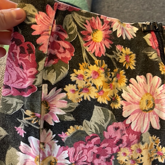 Reformation pink floral zip front pencil skirt - Picture 8 of 9